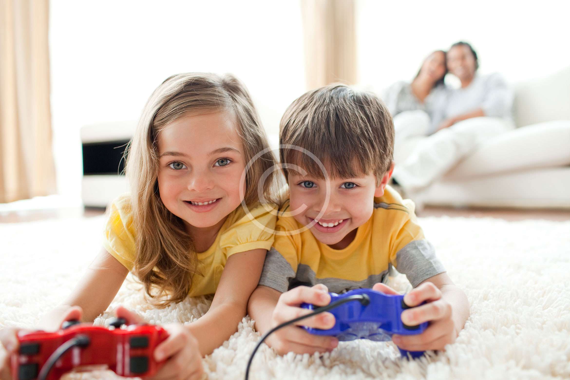 Встречаюсь с братом. Довольный ребенок. Дети играющие в Видеоигры. Дети играют. Дети брат и сестра.